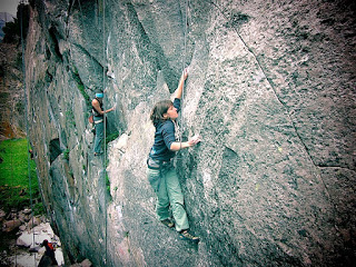 Laura toprope'ina ant Monsieur Fauxpas (7c+)