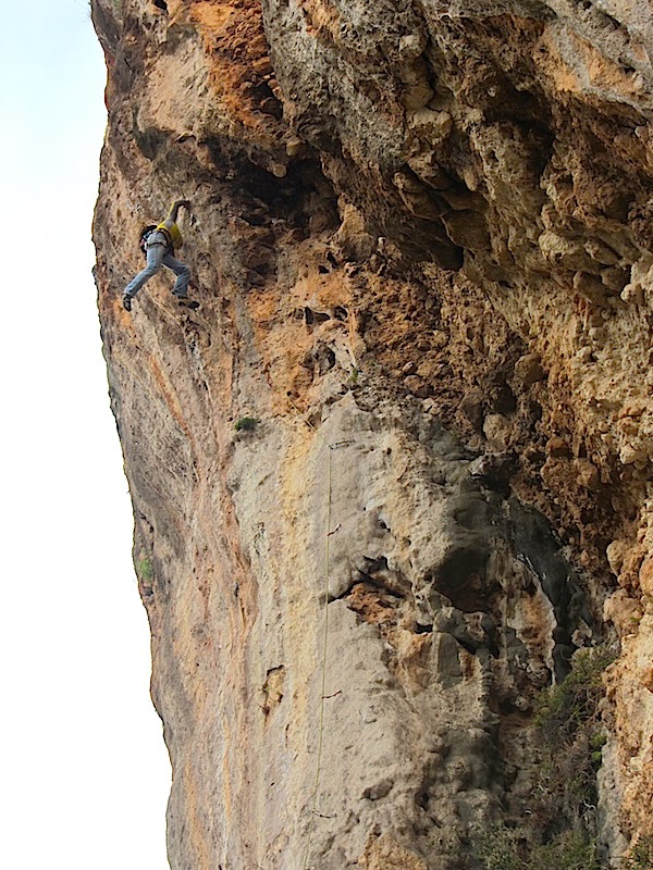 Gedas flying on Noir Desir 7a+