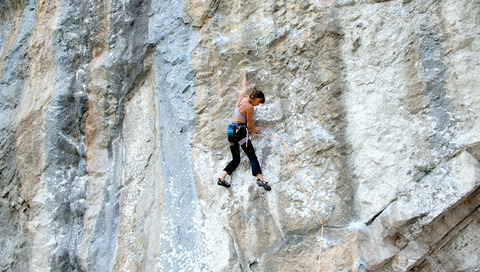 Laura dancing on "Mancha Roja" (7c) at Cicera