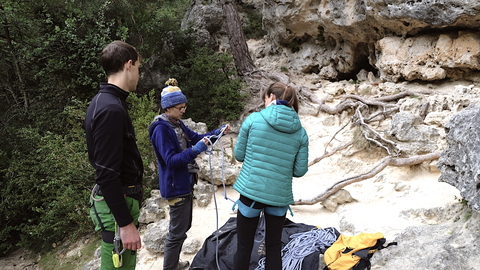 The crew tries to untangle a german rope