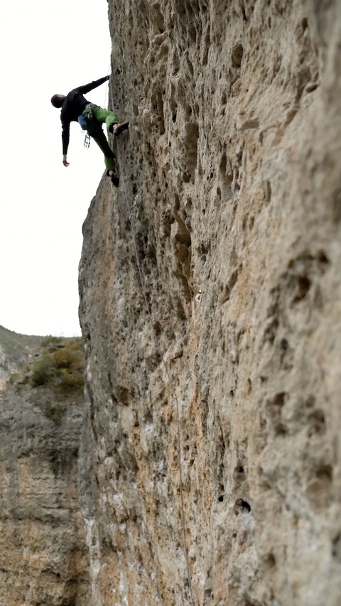 Povilas on "Honky tonche" (6c+)