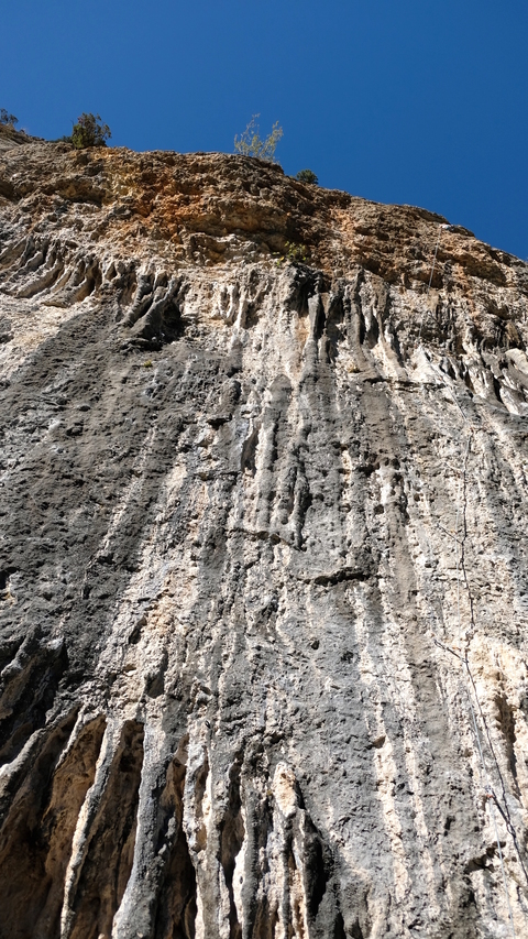 Laura fighting and projecting tough "Le Voleur de Pésanteur" (7c)