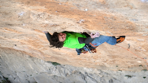 Gedas crimping hard on "Mama Endika", 8a+, Las Encantadas