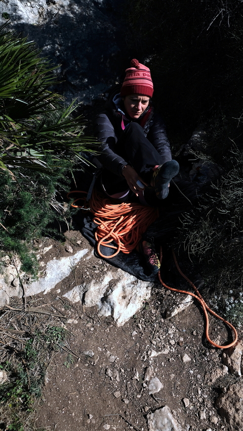 Before the final climb of "Deseo en vida", 8a, Las Encantadas
