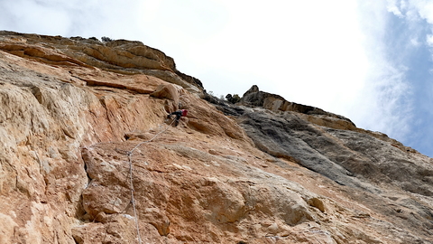 Laura fighting the crack of "Pa ella y pa los guiris" (7a+)