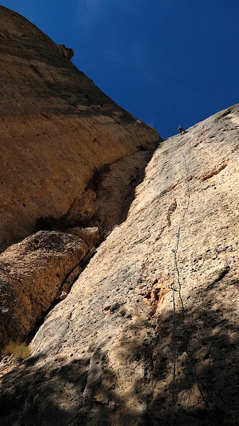 Laura cruising on "La Terra Promesa" (7a+)